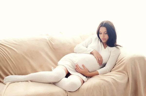 Kobieta w ciąży brunetka — Zdjęcie stockowe