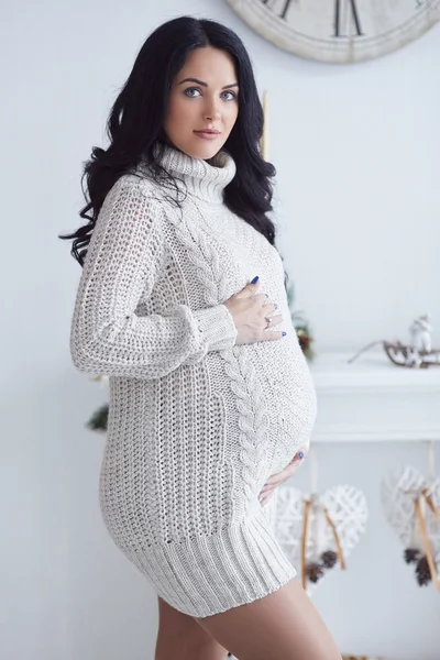 Donna bruna incinta in un vestito bianco — Foto Stock
