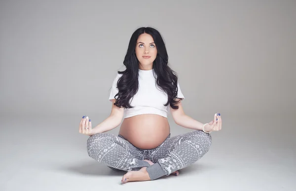 Kobieta w ciąży brunetka — Zdjęcie stockowe