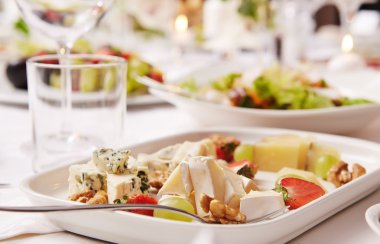 Tablo ile yemek aperatifler servis.