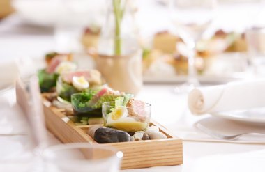 Tablo ile yemek aperatifler servis.