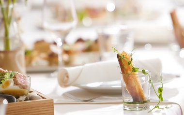 Tablo ile yemek aperatifler servis.