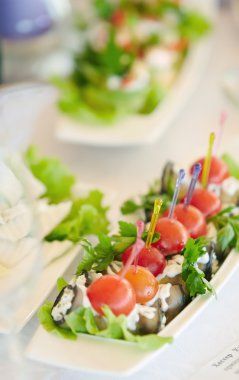 Tablo ile yemek aperatifler servis.