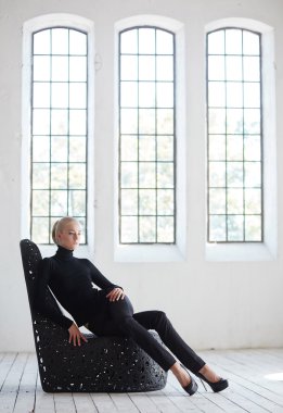 Erkek siyah kostümlü