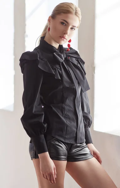 Blonde vrouw in een zwarte kleding — Stockfoto