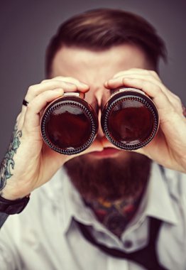 Sakallı dövmeli adam