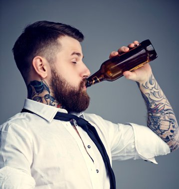 Bir adam bira içmek