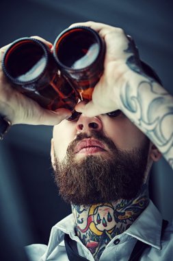 Sakallı dövmeli adam