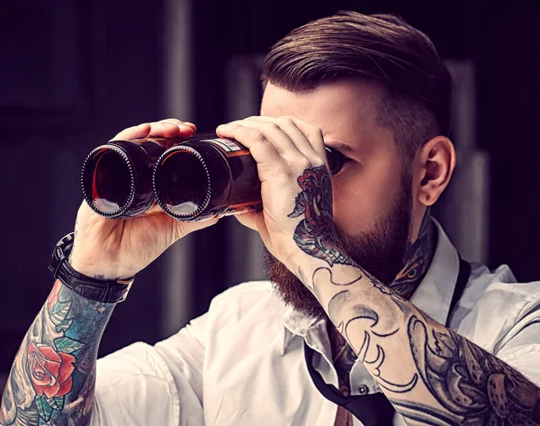 Skäggig tatuerade man — Stockfoto