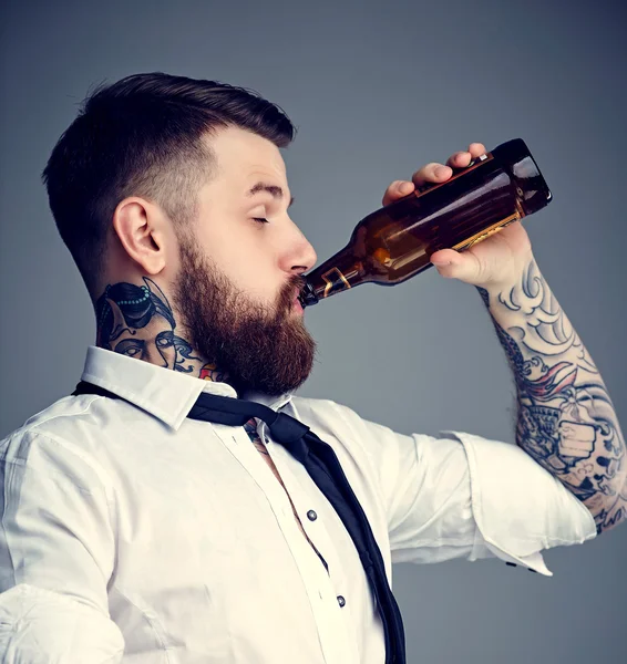 Un uomo che beve birra — Foto Stock