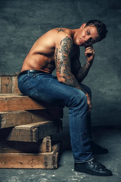 Naked muscular tattooed guy — Stock Photo, Image
