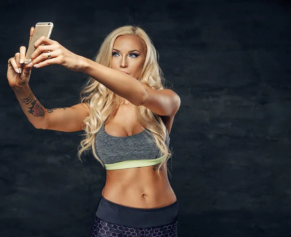 Sportovní blonďatá samice odběr selfie — Stock fotografie