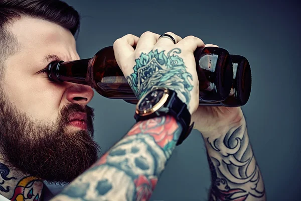 Sakallı dövmeli adam