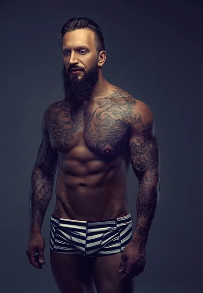 Uomo nudo con corpo tatuato — Foto Stock