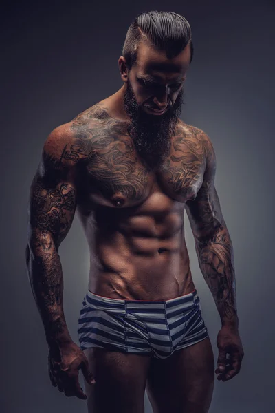 Hombre desnudo con cuerpo tatuado — Foto de Stock