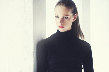 Siyah kazaklı esmer kadın