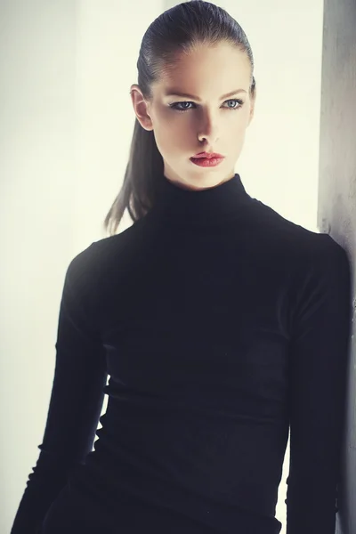 Bruneta žena v černém svetru — Stock fotografie