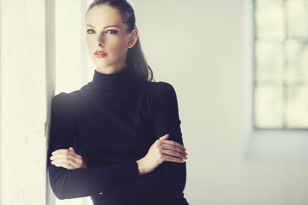 Brunett kvinna i svart tröja — Stockfoto