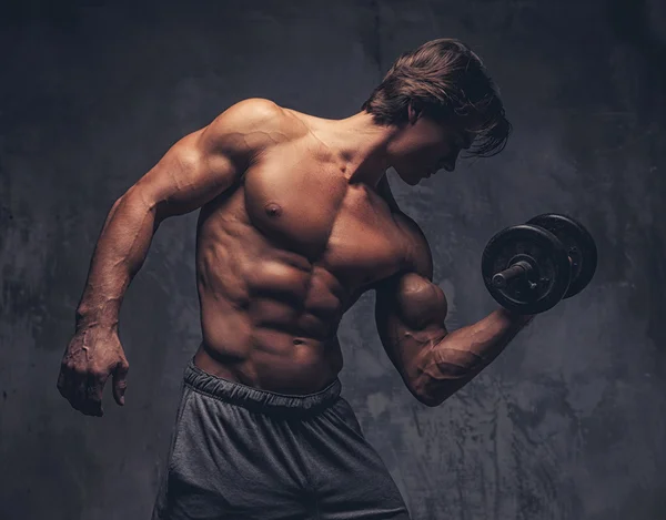 Muscular cara fazendo bíceps exercício . — Fotografia de Stock