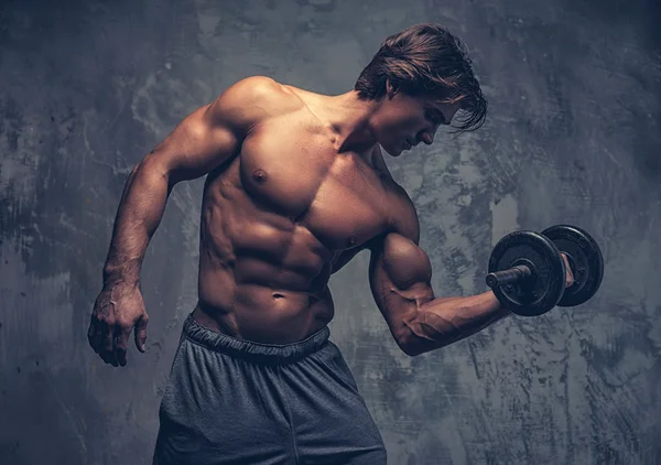 Muskulös kille gör biceps träning. — Stockfoto