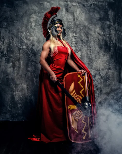 Mujer en vestido aleteo rojo — Foto de Stock