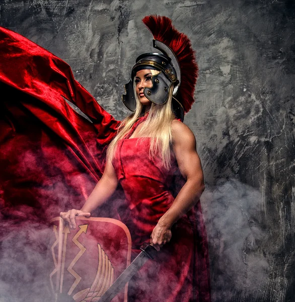 Mulher de vestido fluttering vermelho — Fotografia de Stock