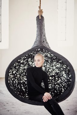 Erkek siyah kostümlü