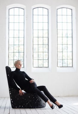 Erkek siyah kostümlü