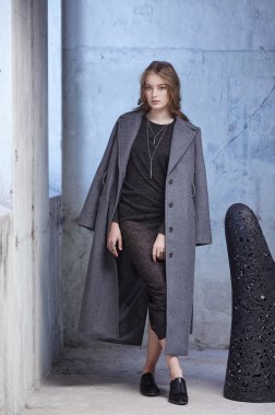 Siyah elbiseli kadın.