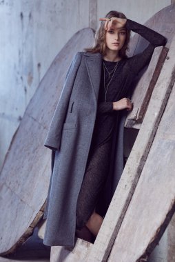 Siyah elbiseli kadın.