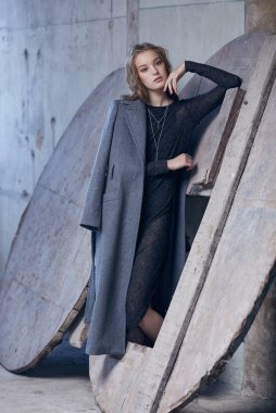 Siyah elbiseli kadın.