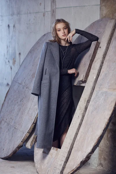 Siyah elbiseli kadın.