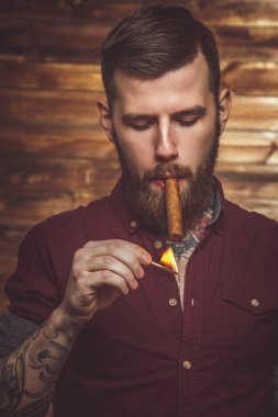 Modern insan gömlekli sakallı.