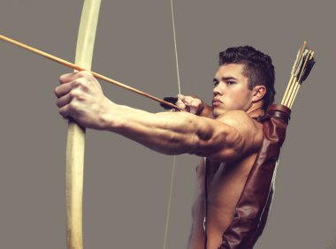 Yay ile kaslı erkek modeli