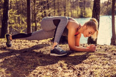 Bir nehir kıyısında egzersiz fitness modeli