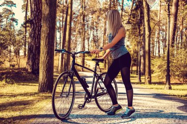 Seksi sarışın erkek bir bisiklet üzerinde