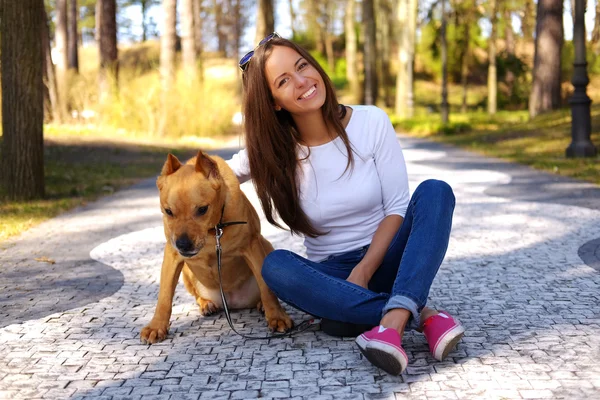 Morena mujer con marrón perro —  Fotos de Stock