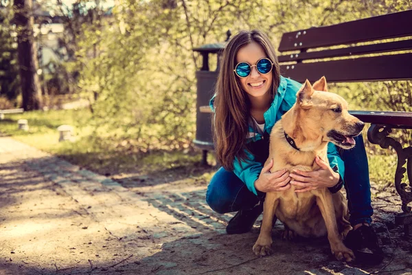 茶色の犬とブルネットの女性 — ストック写真
