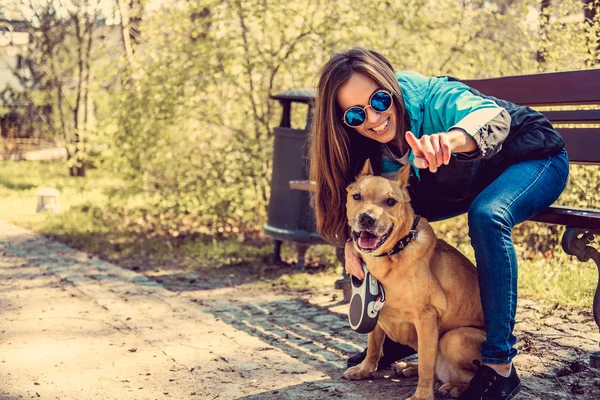 Brunette vrouw met bruine hond — Stockfoto