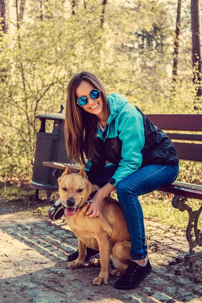 Morena mujer con marrón perro — Foto de Stock