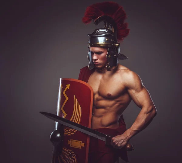 Człowiek w rzymskich zbrojach. — Zdjęcie stockowe