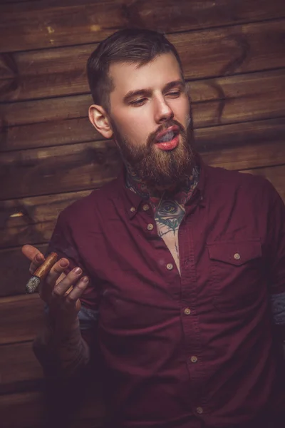Barbă om modern în cămașă . — Fotografie, imagine de stoc