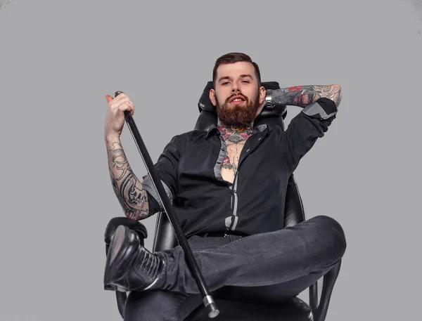 Бородатий татуйований хлопець з ходьбою палицею — стокове фото