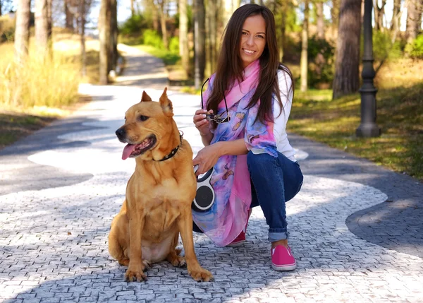 Brunetka kobieta z psem brązowy — Zdjęcie stockowe