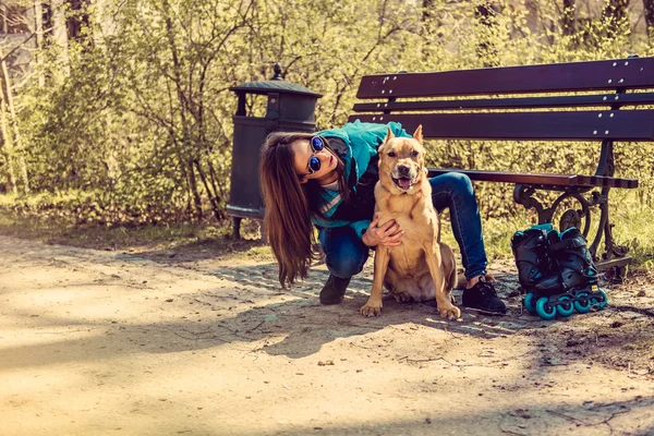 茶色の犬とブルネットの女性 — ストック写真
