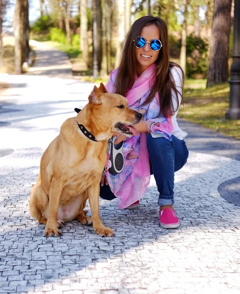 Donna bruna con cane marrone — Foto Stock
