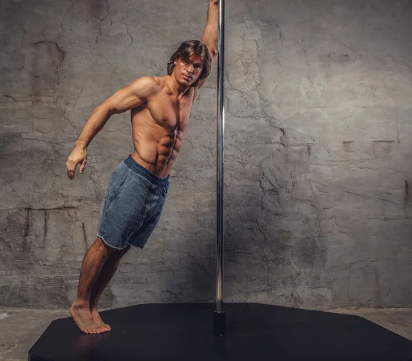 Shirtless homem pole dancing — Fotografia de Stock