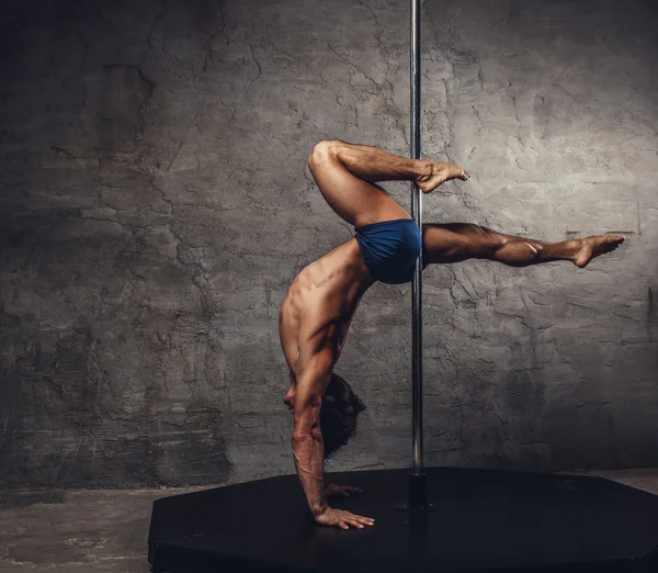 Uomo senza maglietta pole dance — Foto Stock