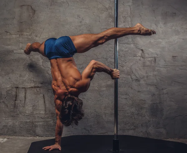 Shirtless homem pole dancing — Fotografia de Stock