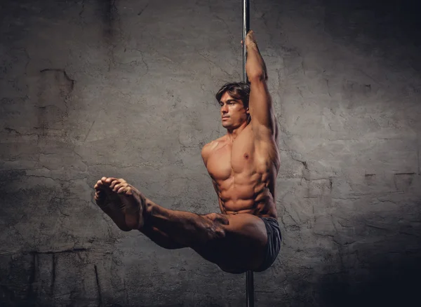 Shirtless man pole dancing — Stock Photo, Image